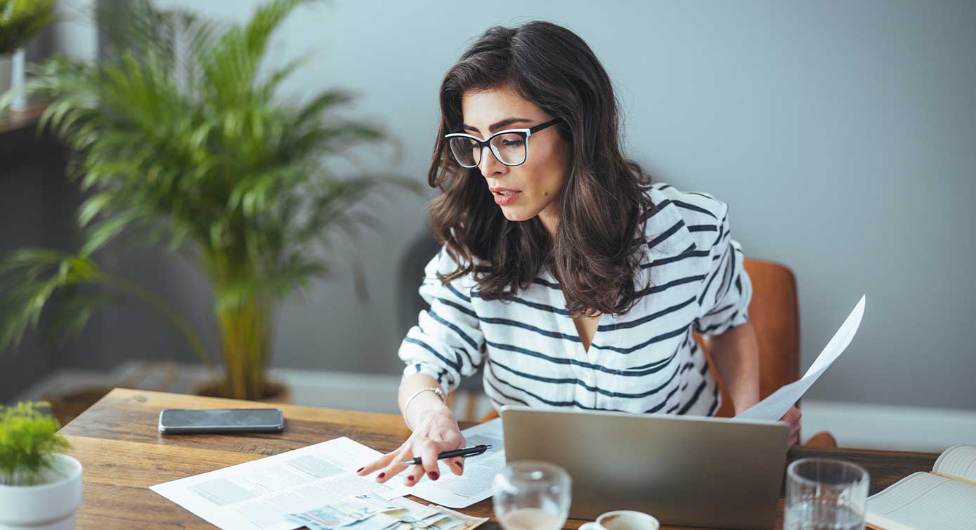 woman_paying_bills